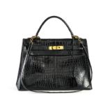 Hermès sac Kelly 32 en crocodile verni noir bouclerie dorée 2 clefs dans la cloche cadenas gainé