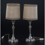 Paire de bougeoirs en argent montés en lampe. Balustre à décor de d'entrelacs et fleurettes