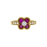 Bague en or 750 à décor d'une fleur sertie de rubis taille rond et diamants doigt 53-13