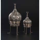Paire de brûle-parfums en argent Egypte. Tripode en forme de coupole oignon h. 21 et 29 cm 715g