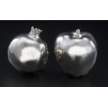 1 pomme et 1 grenade en argent 800 modelé chacune de façon naturaliste h. 9 5 cm &nbsp 230g