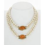 Sautoir 2 rangs de perles de culture blanches biwa fermoirs en or 750 sertis de 2 camées en corail