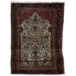 Tapis de prière Ferrahan Iran 1er tiers du XXe s. à décor d'un arbre de vie stylisé inscrit dans