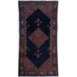 Tapis Malayer Iran milieu du XXe s. à médaillon central rouge fleuri sur fond bleu nuit 210x428 cm