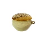 &nbsp Petit pot en jade avec anse couvercle en ivoire laqué en dessous incisé d'un motif sur le