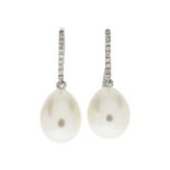 Paire de boucles d'oreilles en or gris 750 sertie de perles de culture blanches de forme goutte