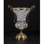 Vase médicis en cristal taillé&nbsp monté en bronze doré&nbsp signé Benito le corps à décor