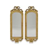 ?Paire de miroirs étroits de style Louis XVI XIXe s. à cadre en bois doré orné de rosaces et
