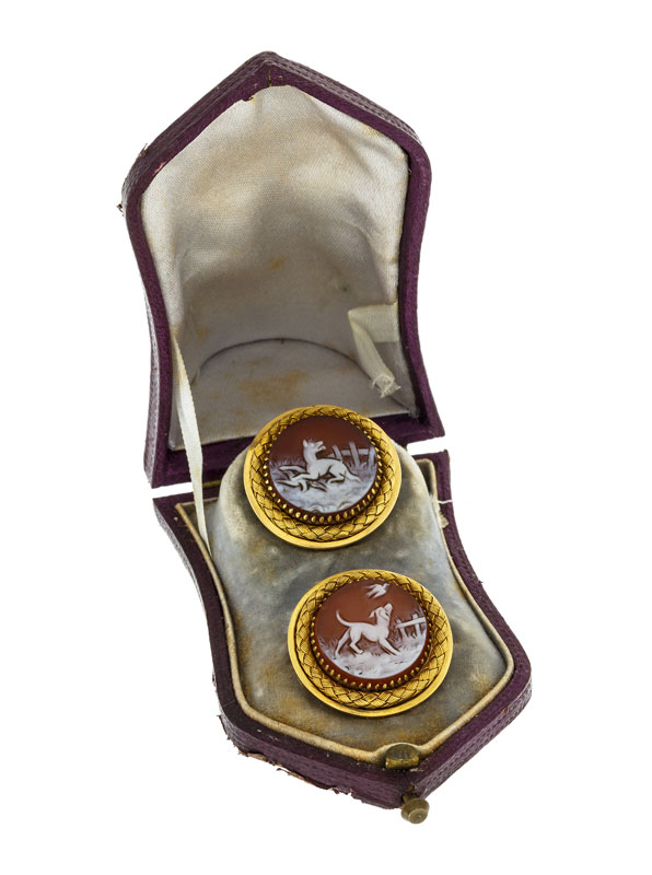 Paire de boutons XIXe s. en or 750 torsadé sertie de camées en agate représentant une scène de