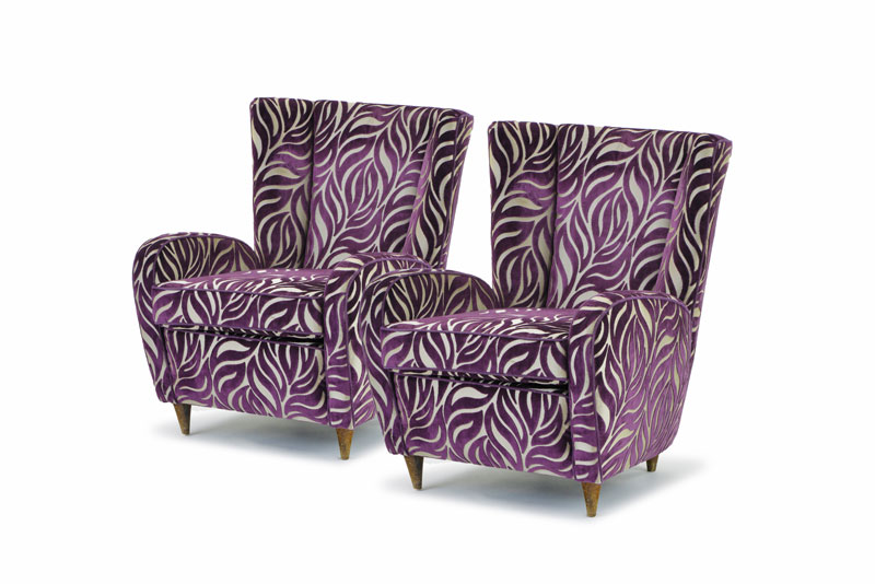 ?Paire de fauteuils XXe s. tapissés de tissu à motifs de fougères stylisées mauve sur fond clair