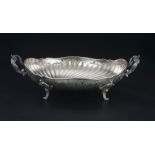 Coupe ovale en argent 800 Allemagne. Quadripode à décor Rocaille et anses feuilles d'acanthe larg.