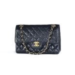 ?Chanel sac classique à double rabat en cuir d'agneau bleu marine matelassé bandoulière à