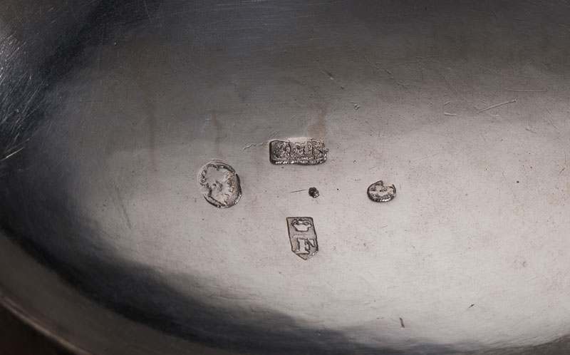 Pot à lait en argent par Rehfuss &nbsp Berne début XIXe.&nbsp A décor de frise de dauphins et - Image 2 of 2