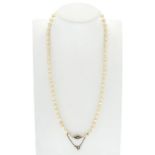 Collier 1 rang de perles de culture blanches fermoir en or gris 750 long. 65 cm