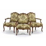 Suite de 3 fauteuils à la reine d'époque Louis XV en hêtre mouluré et sculpté à décor de fleurs et