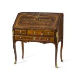 Bureau de pente d'époque Louis XV en placage de bois de violette à décor marqueté de rinceaux