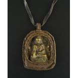 Amulette bouddhique en laiton avec protection en cuir figurant Bouddha et deux disciples Tibet XIX-