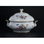 Soupière en porcelaine XIXe à décor émaillé polychrome de fleurs et insectes anses latérales et
