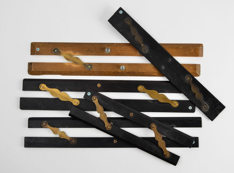 Ensemble de 5 règles articulées en bois et laiton long. 31 à 46 cm