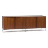 Buffet Credenza&nbsp par Florence Knoll (née en 1917) édition Knoll International en placage de