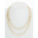 Long collier 1 rang de perles de culture blanches fermoir en or gris 750 long. 93 cm