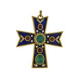 Pendentif croix en or 750 texturé émaillé bleu sertie de rubis et émeraudes taille cabochon et