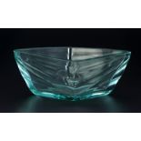 Coupe losangée en verre taillé légèrement teinté vert signé Moser XIXe s h. 12 cm et L. 32 cm