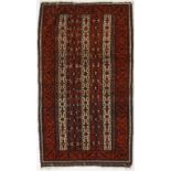 ??Tapis Beloutch Iran début du XXe s. à 3 bandes verticales ivoire ornées de motifs répétitifs sur