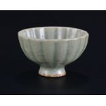 Petit bol céladon en céramique de Longquan Chine dynastie Song ou Yuan hémisphérique sur un talon