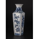 Vase quadrangulaire en porcelaine peint en bleu sous couverte Chine XXe siècle quatre face décorée