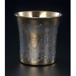 Timbale en argent et vermeil Minerve 1er titre. A décor de guirlandes fleuries sur fond guilloché et