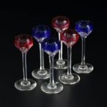 Suite de 6 verres à digestif en cristal taillé de Saint-Louis modèle Harcourt coupe teintée rouge et