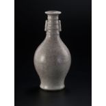 Vase "flèche" à couverte guan Chine dynastie Qing h. 22 5 cm