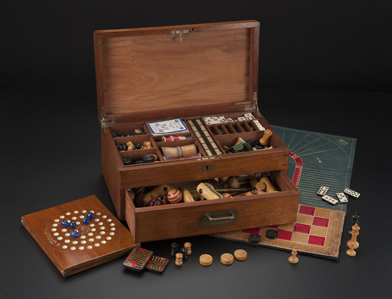 Boîte à jeux de voyage en palissandre XIXe s comprenant un tapis de jeu en maroquin pour