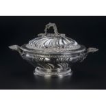 Soupière en argent 900. Ronde sur talon à décor rocaille ciselé et repoussé larg. 23 cm 1430g