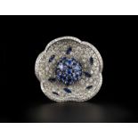 ?De Grisogono broche fleur en or gris 750 pavée de diamants et saphirs taille rond et marquise