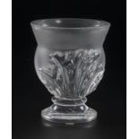 Vase "Acanthe" en verre pressé moulé signé Lalique France à décor de larges feuilles latérales sur