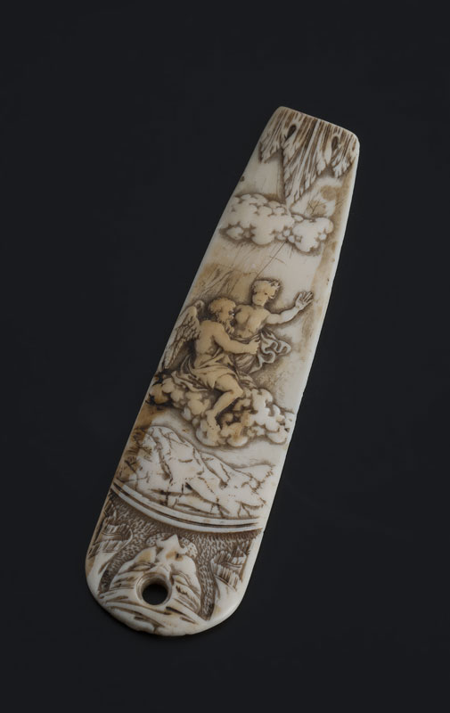 Plaque de râpe à tabac en ivoire sculpté en bas relief XVIIIe s &nbsp représentant l'apothéose du