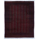 Tapis Boukhara Pakistan 2ème moitié du XXe s. à sept rangées de güls sur fond rouge 259x320 cm