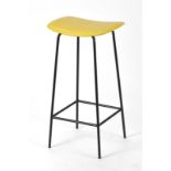 Tabouret de bar par Frank Guille (1926-1997) circa 1960 édition Kandya à assise en vynil jaune et