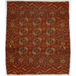 Tapis Boukhara Turkménistan 1ère moitié du XXe s. à trois rangées de güls sur fond rouge 97x109 cm