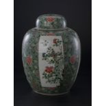 Grande jarre couverte en porcelaine de la famille verte Chine époque Kangxi (1661-1722) décor d'
