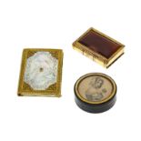 Collection d'objets de vertu fin XIXe s comprenant 1 boîte ronde en écaille brune 1 carnet de bal en