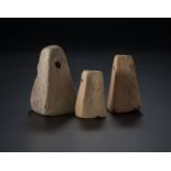 Série de 3 poids en terre cuite pour métier à tisser en forme de pyramidions tronqués époque romaine
