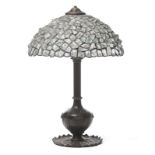 Lampe à abat-jour hémisphérique en mosaïque de verre brut jointé au plomb XXe s fût balustre à