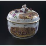 Large soupière en porcelaine XIXe s à décor émaillé polychrome de scènes de genre dans des