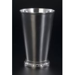 Vase cornet en argent 830 par Carl Gustav Raström Stockholm 1947 h. 18 5 cm 420g