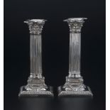 Paire de chandeliers en forme de colonne corinthienne en argent par&nbsp Richard Martin &amp