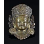 ?Masque de Shiva ou Indra en cuivre repoussé et doré culture Newar Népal XVI-XVIIe s. coiffé d'une