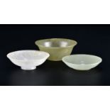 &nbsp 3 coupes en jade Chine dynastie Qing &nbsp diam. 10 5-12 cmProvenance: acquis par l'actuel